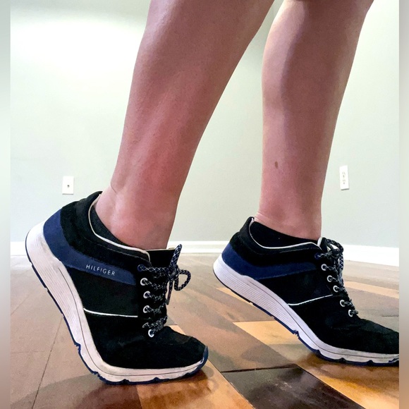 Black and Blue Athletic Shoes Size 8 - Picture 2 of 3